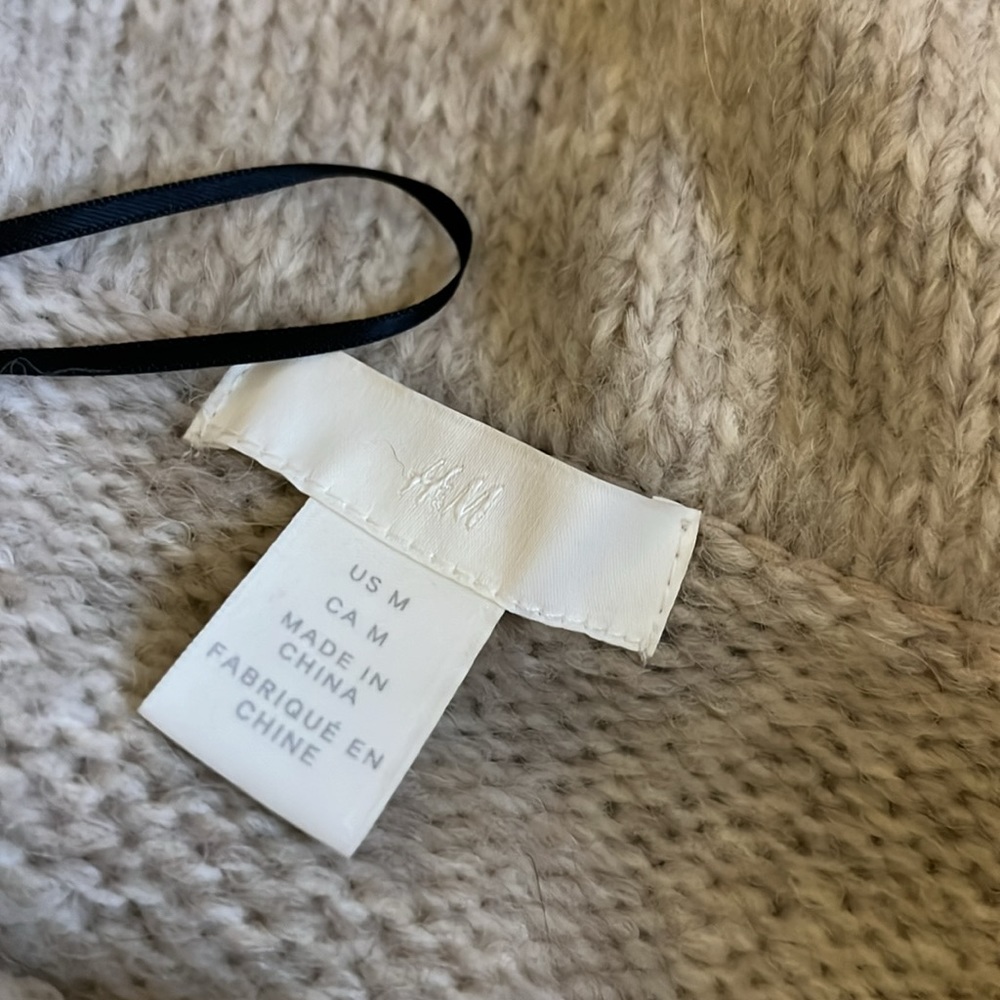 H&M off shoulder sweater - Picture 2 of 2
